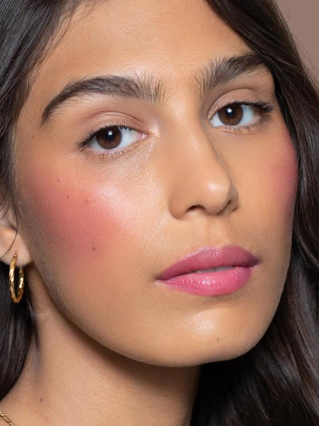 Finition naturelle et satinée adaptée à tous les tons de peau.