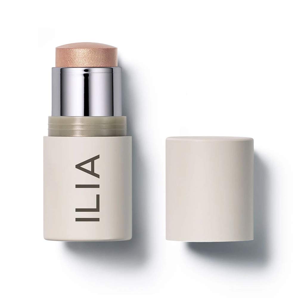 ILIA Multi-Stick Stella par Starlight sur les lèvres et les joues pour un éclat rosé naturel.