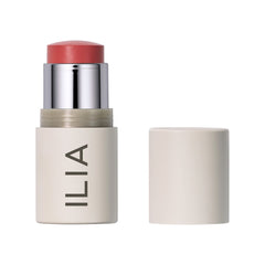 ILIA Multi-Stick All Of Me sur lèvres et joues pour une couleur naturelle.