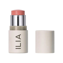 ILIA Multi-Stick sur les lèvres et les joues avec Whisper pour un éclat léger.