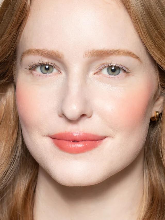Look quotidien avec une teinte coordonnée lèvres et joues.