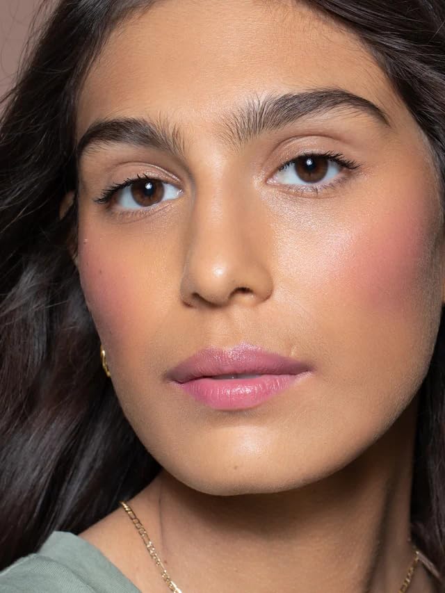 Texture beurrée ILIA Multi-Stick fond rapidement sur la peau.