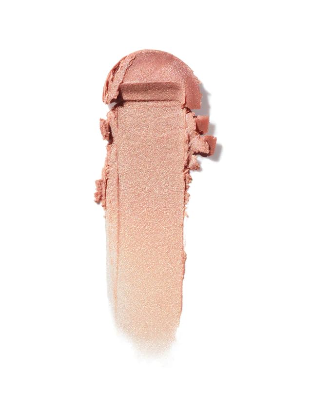 Texture crème ILIA Multi-Stick appliquée au doigt pour un rendu doux et modulable.