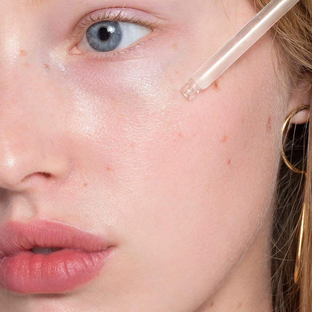Éclat naturel de la peau après application du sérum ILIA.