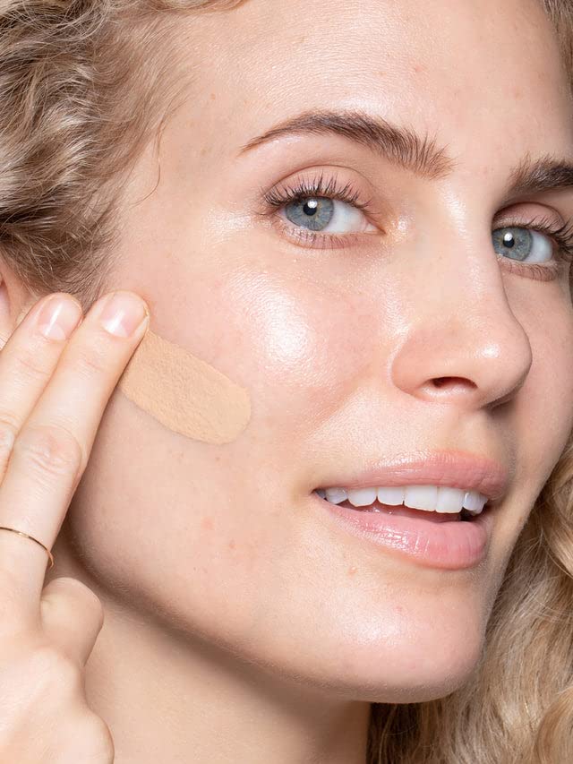 ILIA True Skin Serum Foundation, échantillon sur peau pour rendu uniforme.