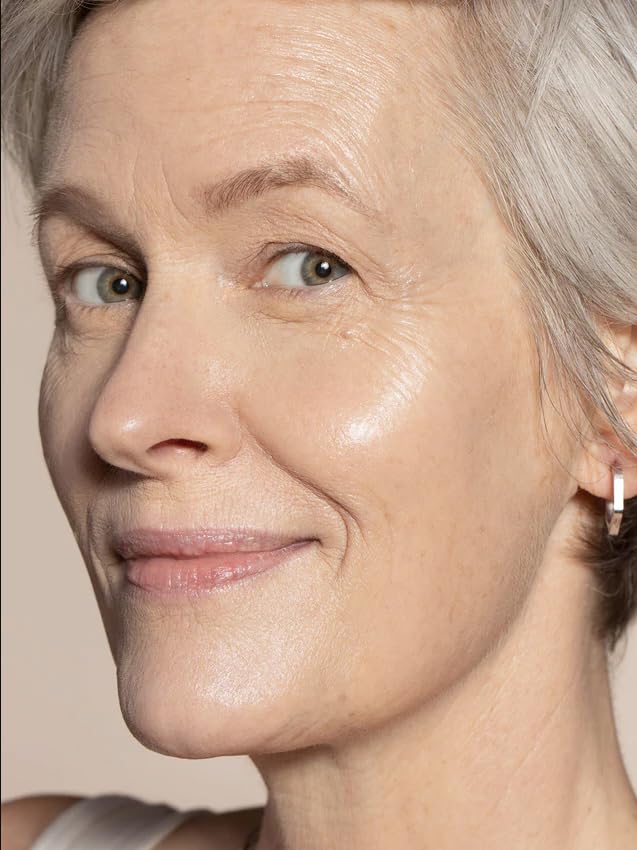 Effet lissage sur la peau grâce au ILIA Serum Teint SPF40.