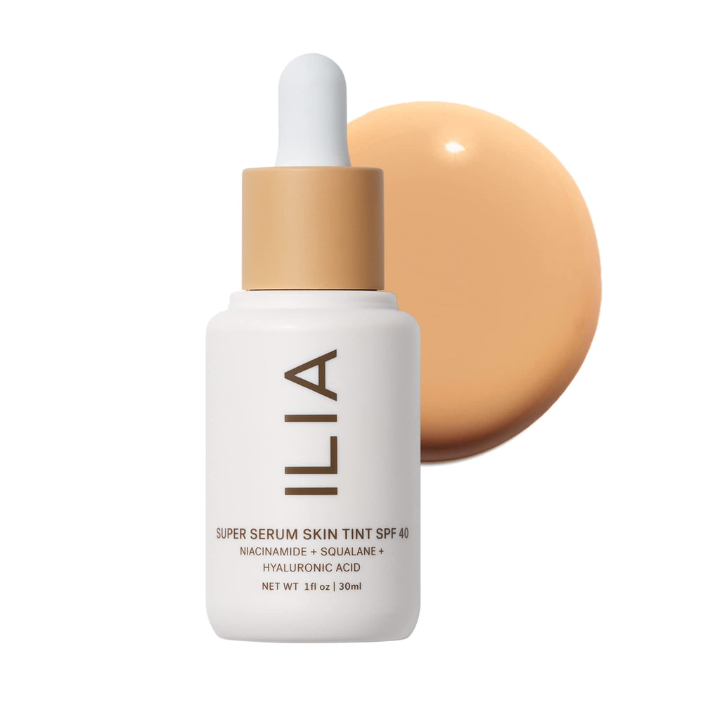 ILIA – bouteille de sérum teinté SPF 40 montrant hydratation légère.