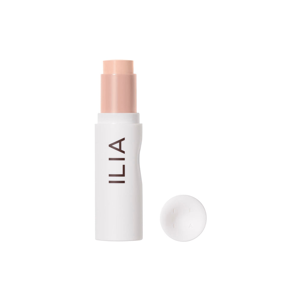ILIA Skin Rewind Complexion Stick en application pour teint homogène.