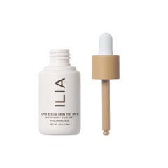 Application douce du ilia Super Serum Skin Tint sur la peau pour un fini léger.