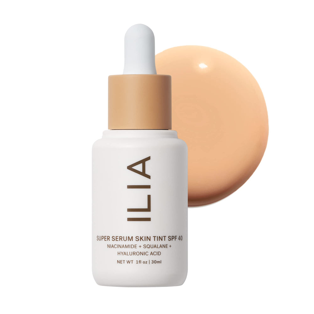 ilium: ilia Super Serum Skin Tint montre la bouteille de 30 ml avec teinte naturelle et hydratante.