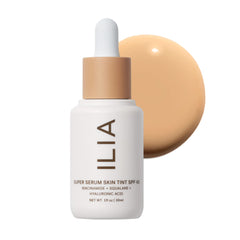 ILIA Super Serum Skin Tint en bouteille, teinte légère pour un éclat naturel et hydraté.