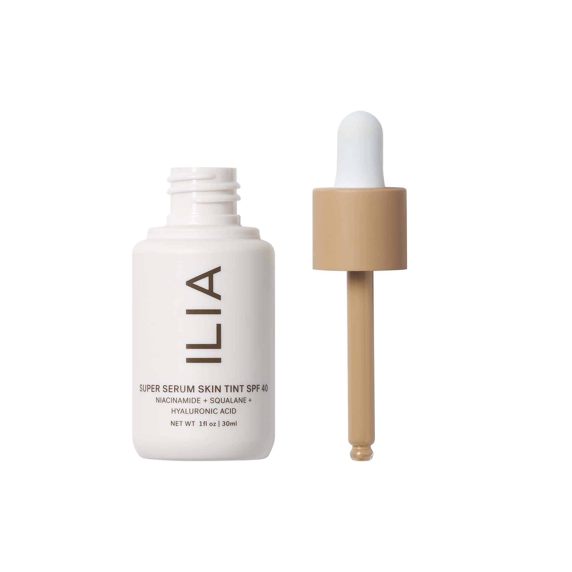 Texture légère du ILIA Super Serum Skin Tint appliquée sur la peau.