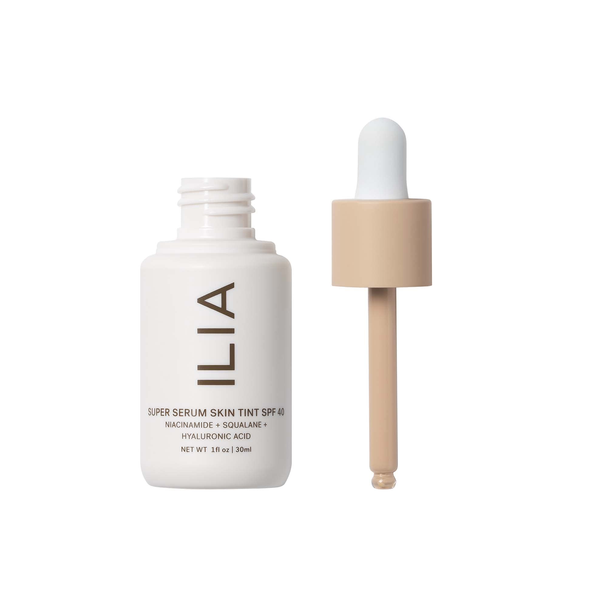 Texture légère du ILIA Skin Tint sur la peau, fini naturel.