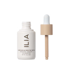 Texture légère du ILIA Skin Tint sur la peau, fini naturel.