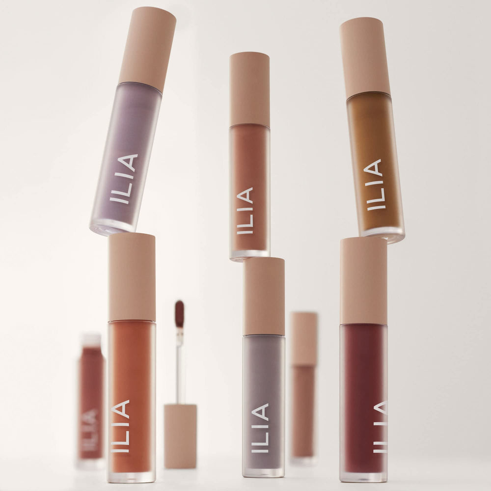 ILIA Matte Liquid Powder Eye Tint, teinte Dove pour transitions subtiles.