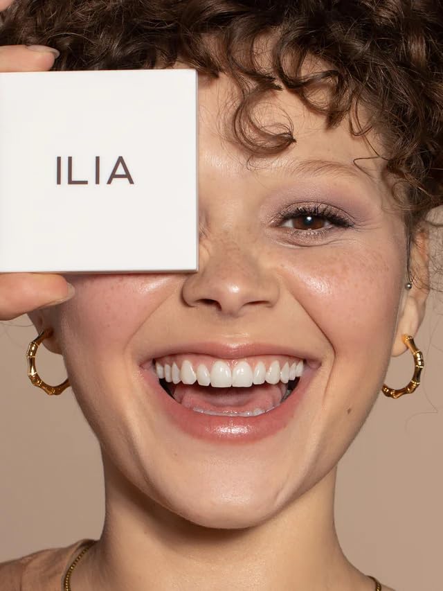 ILIA Teardrop gris lavande mat pour un effet doux.