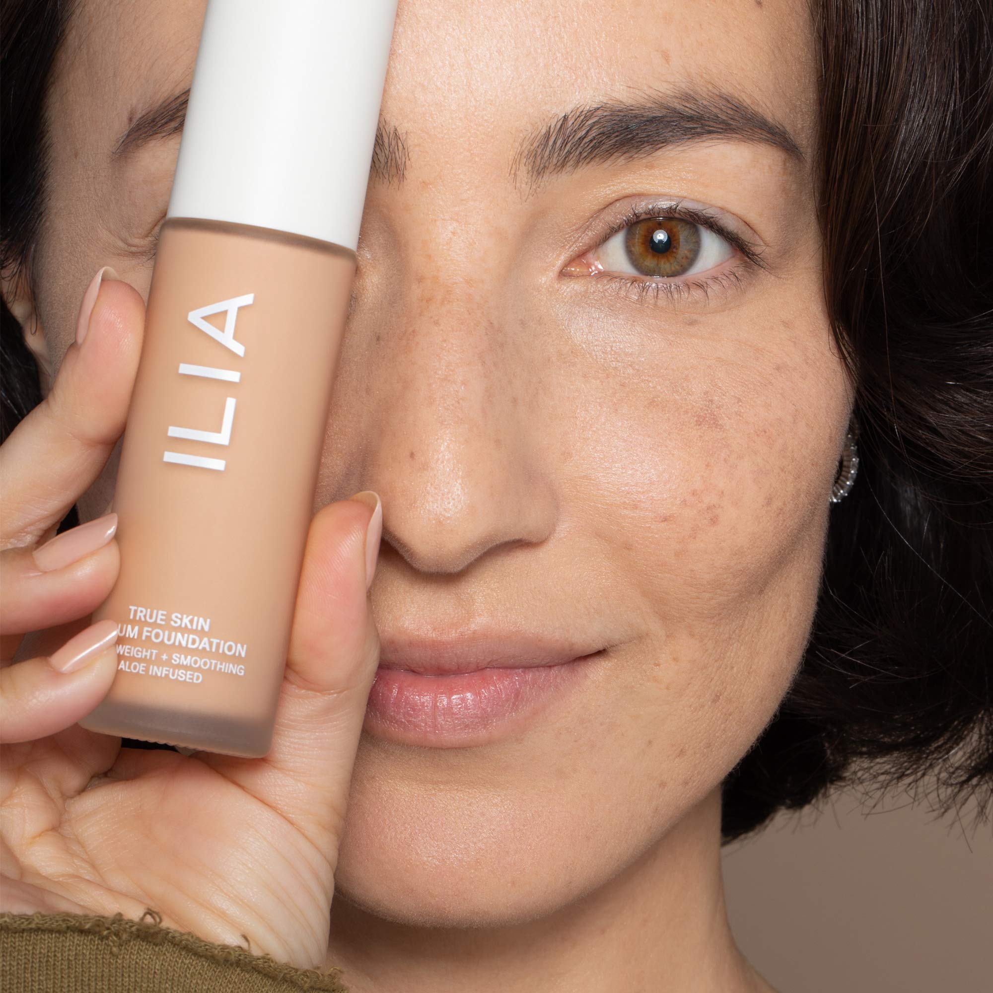 Application au doigt avec ILIA True Skin Serum Foundation offre une couvrance modulable.