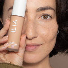 Application au doigt avec ILIA True Skin Serum Foundation offre une couvrance modulable.