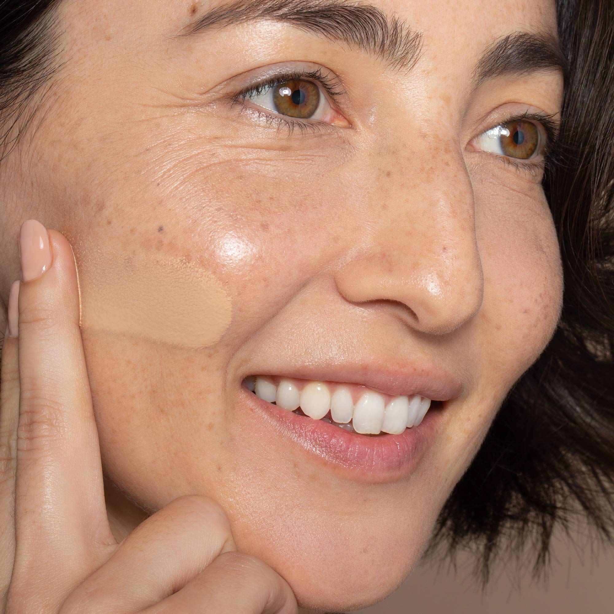 Nuancier des teintes ILIA True Skin Serum Foundation pour choisir votre rendu.