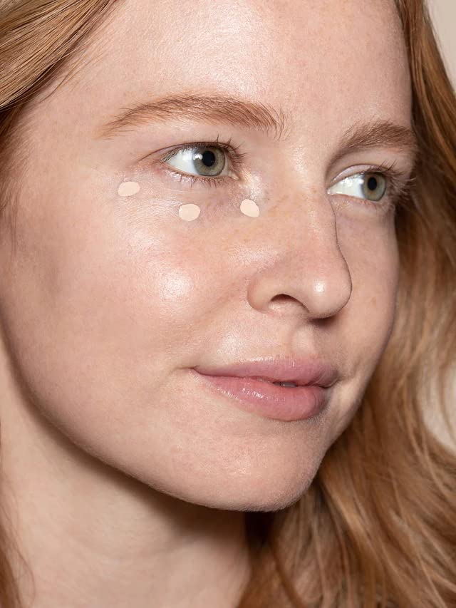 Concealer appliqué près des yeux: correction des cernes avec une texture légère.