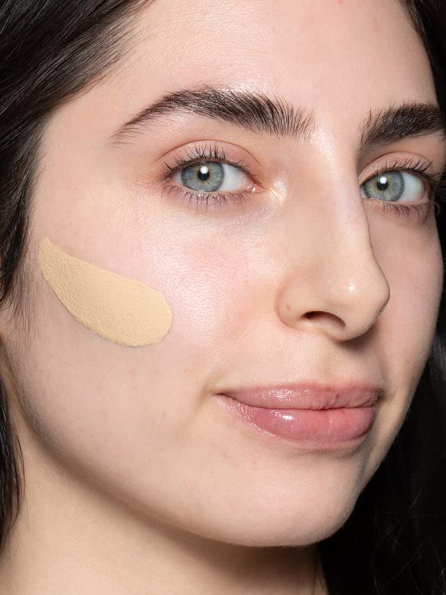 Application sur paume du ILIA True Skin Serum Foundation pour un rendu homogène