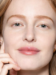 Application ILIA qui fond sur la peau comme peau naturelle.