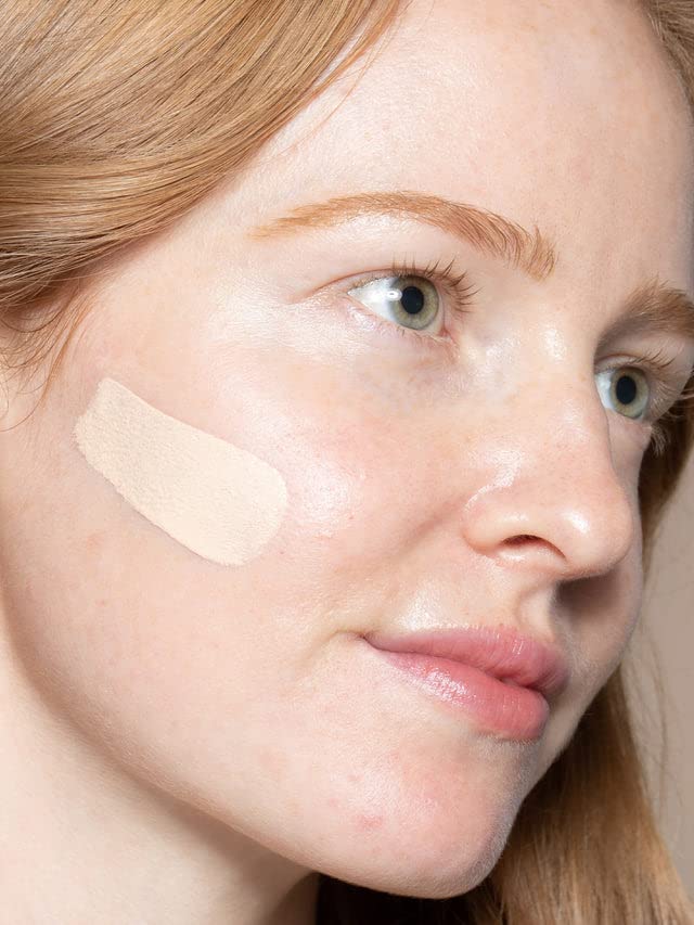 Échantillon ILIA True Skin Serum Foundation offrant une couvrance moyenne naturelle.
