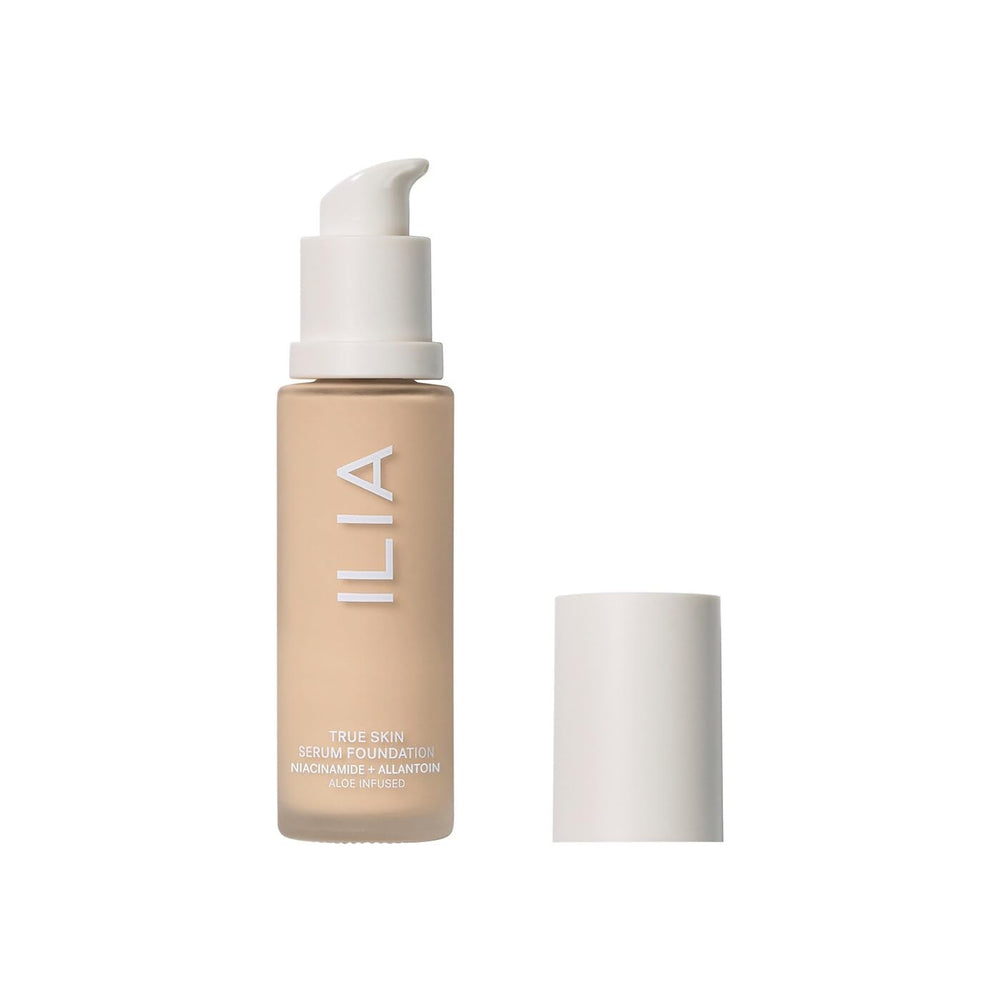ILIA True Skin: flacon, fini léger et teint naturel.
