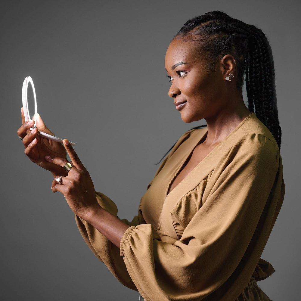 Miroir Ilios Lighting noir de 5 pouces pour voir tout le visage.