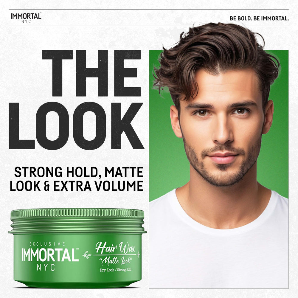 Immortal NYC, mains appliquant la cire coiffante pour texture naturelle.