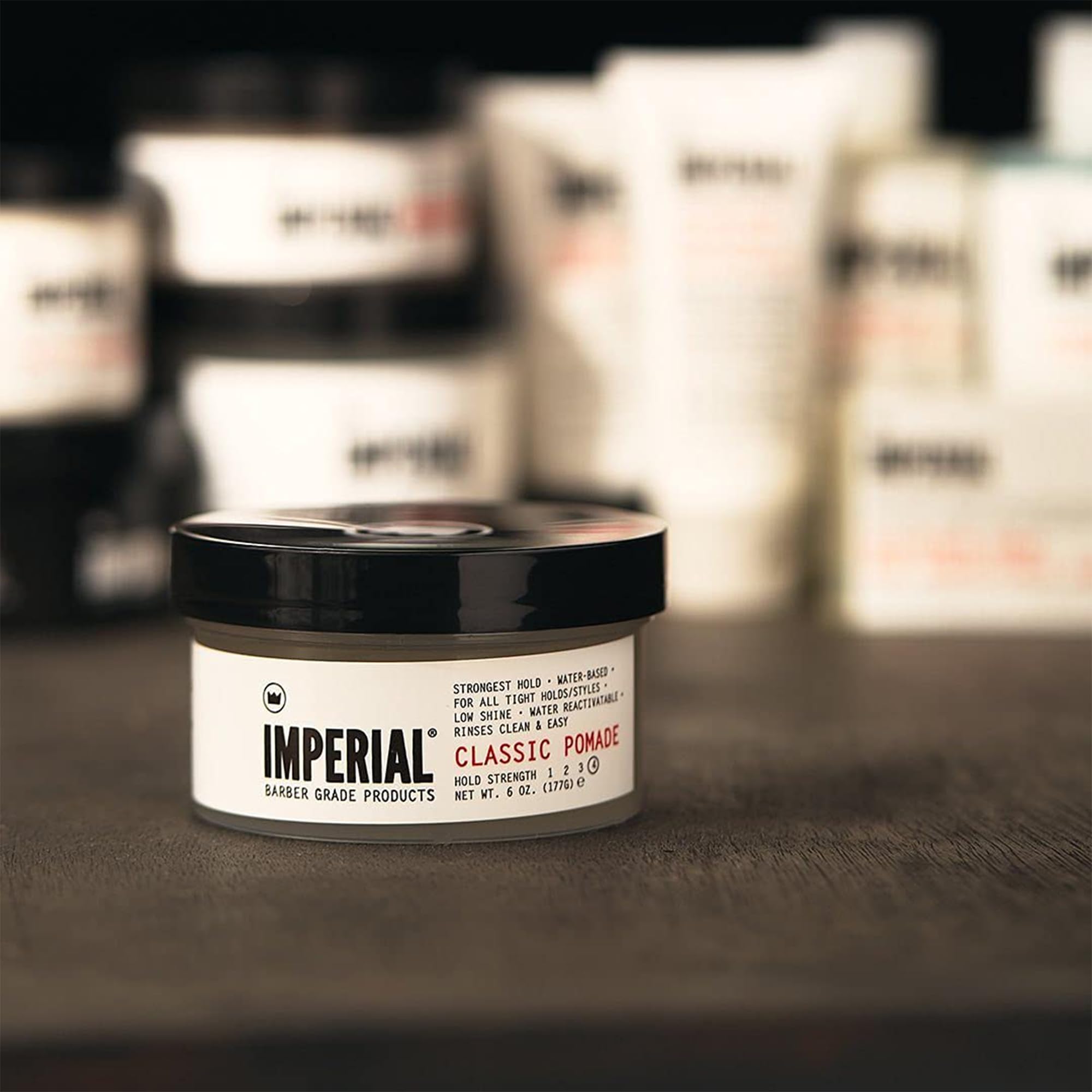 Pomade Imperial Classic, application-lisse : coiffage facile et finition nette.