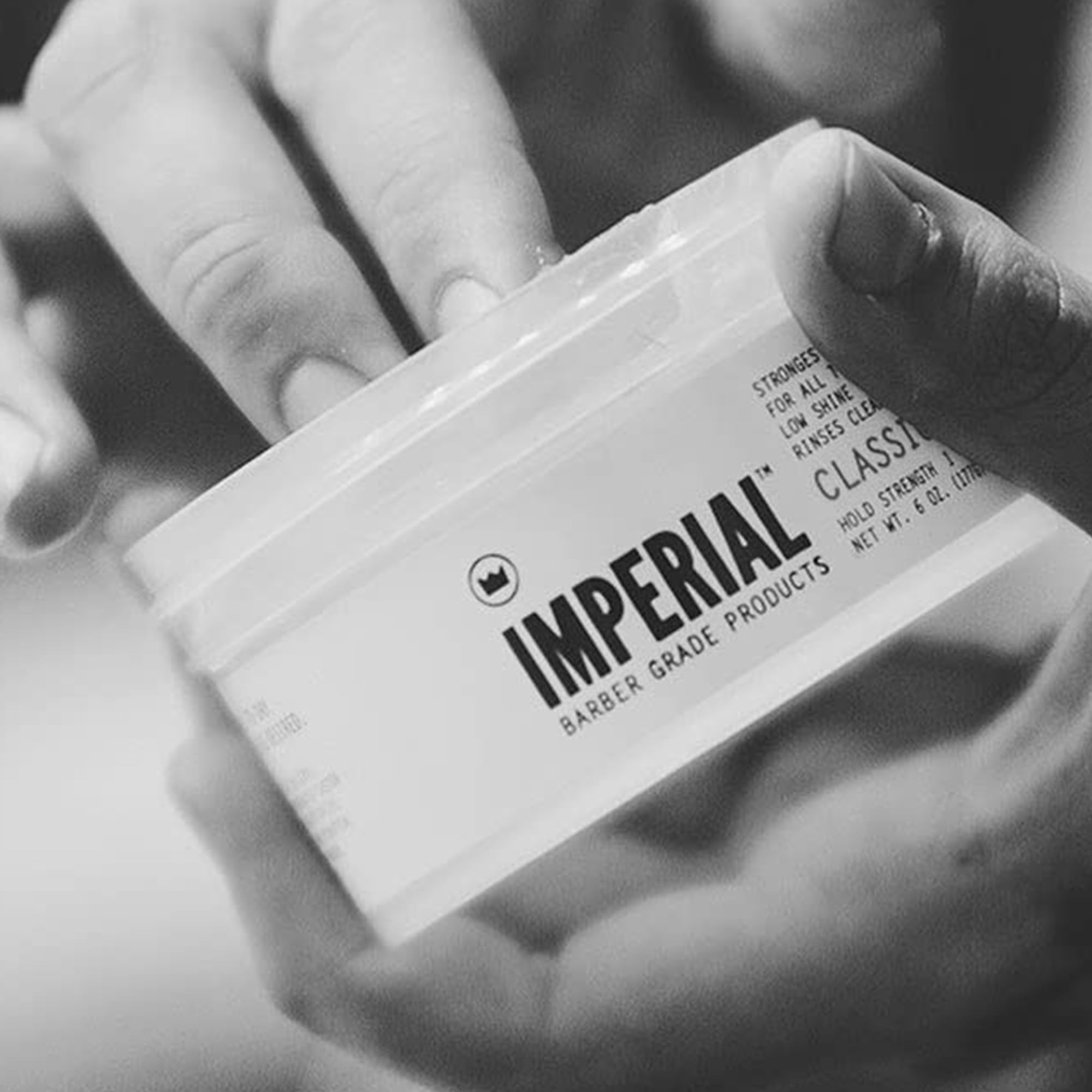 Pomade Imperial Classic, reactivation-eau : retouches rapides grâce à l’eau.