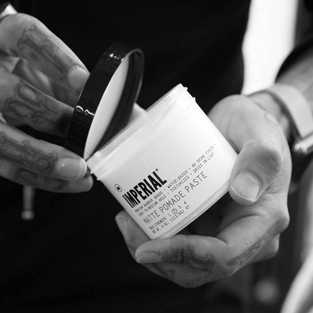 Application fluide du Imperial Barber Matte Pomade Paste pour des retouches rapides toute la journée.