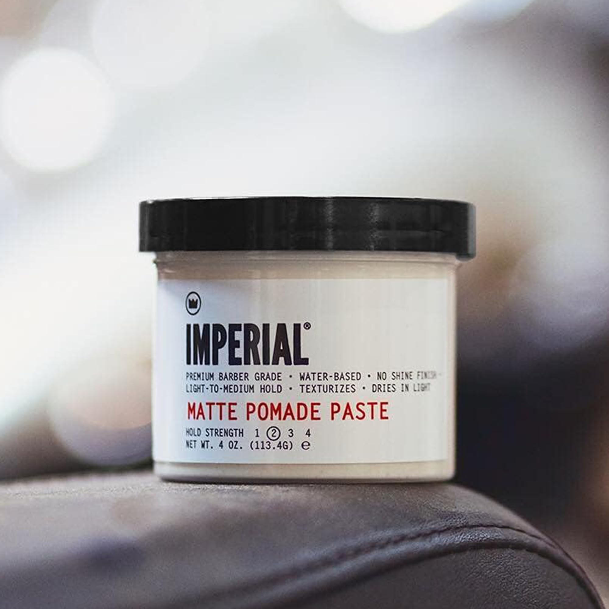 Finition mate naturelle du Imperial Barber Matte Pomade Paste pour des looks propres et sans brillance.