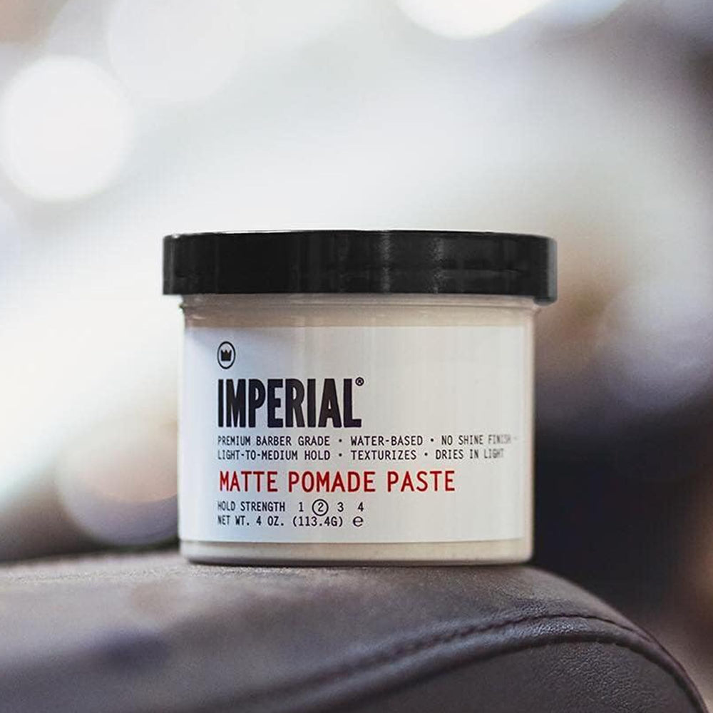 Finition mate naturelle du Imperial Barber Matte Pomade Paste pour des looks propres et sans brillance.
