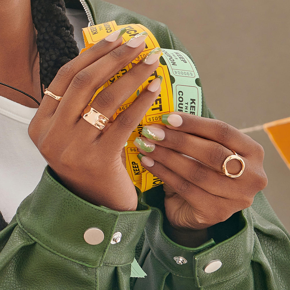 Kit tout-en-un avec 30 ongles, lime, prep pad et stick inclus.