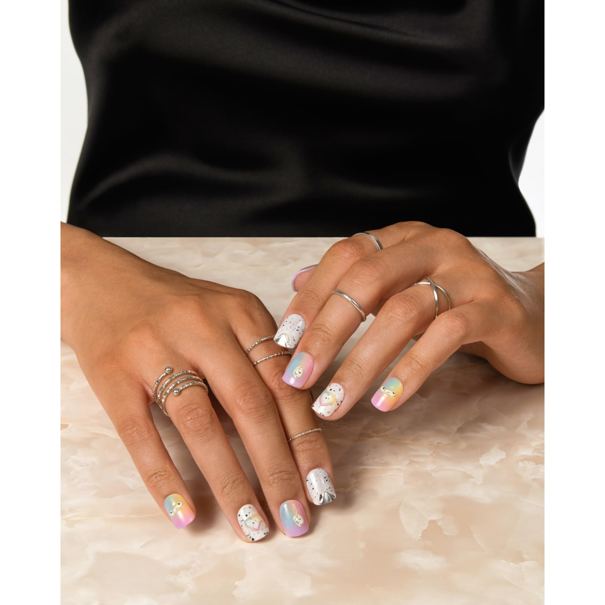 Détails pierres solitaire imités sur les ongles imPRESS.