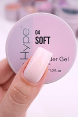 Détail d’application IN.HYPE, sculptage précis pour extensions d’ongles.