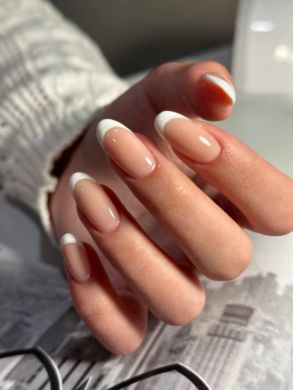 Teinte neutre avoine IN.HYPE sur échantillon pour harmonie des looks.