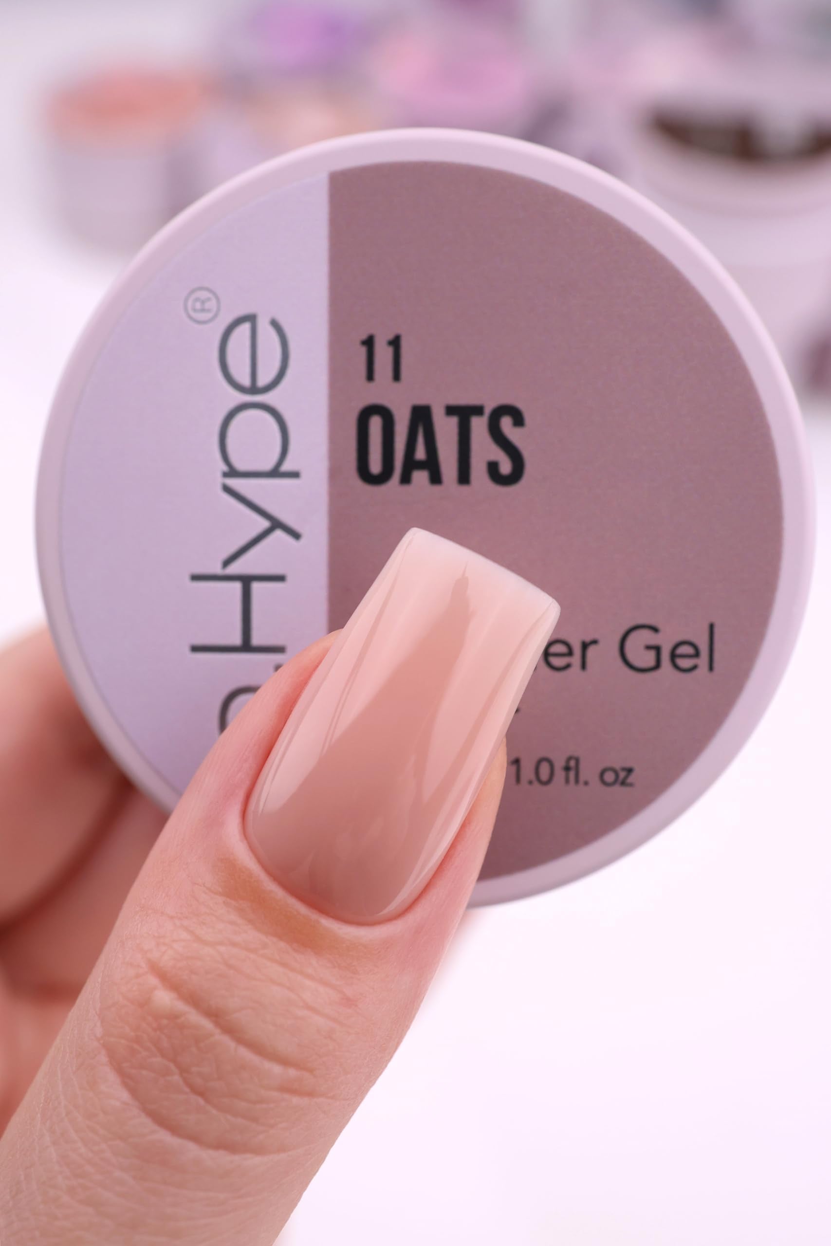 Texture auto-nivelante du gel IN.HYPE, prête à modeler les ongles.
