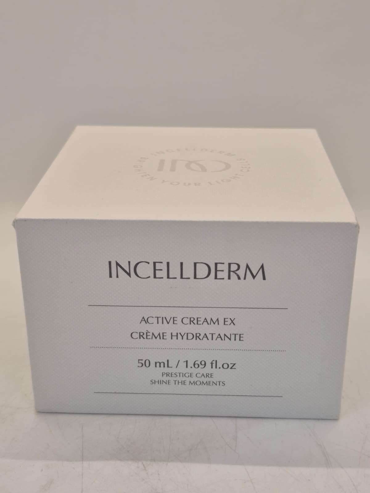 Texture nourrissante de INCELLDERM Active Cream pour la peau.
