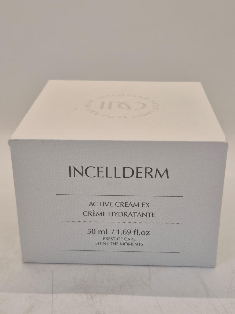Texture nourrissante de INCELLDERM Active Cream pour la peau.