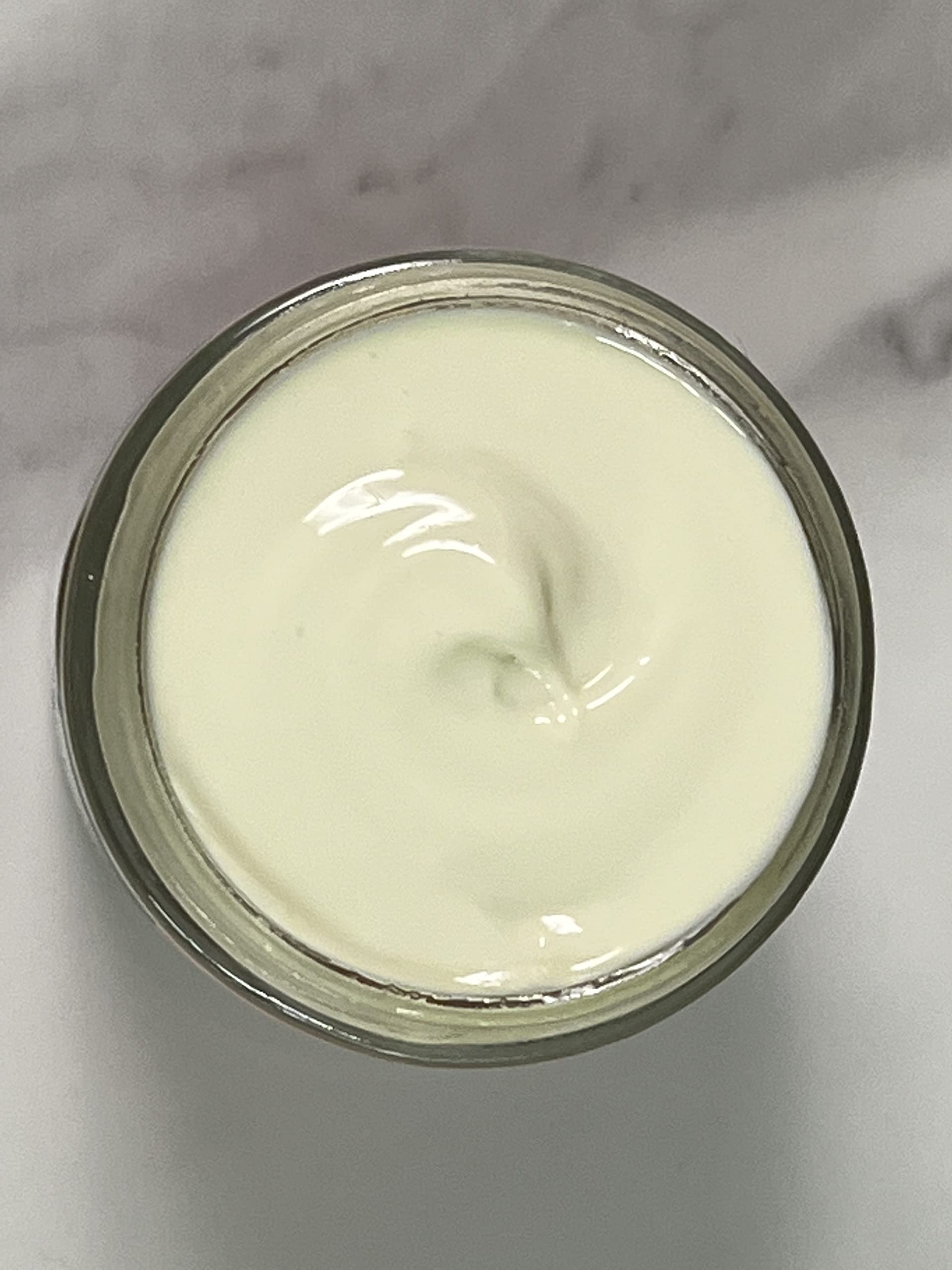Application quotidienne Indian Meadow Herbals sur le visage pour une peau confortable.