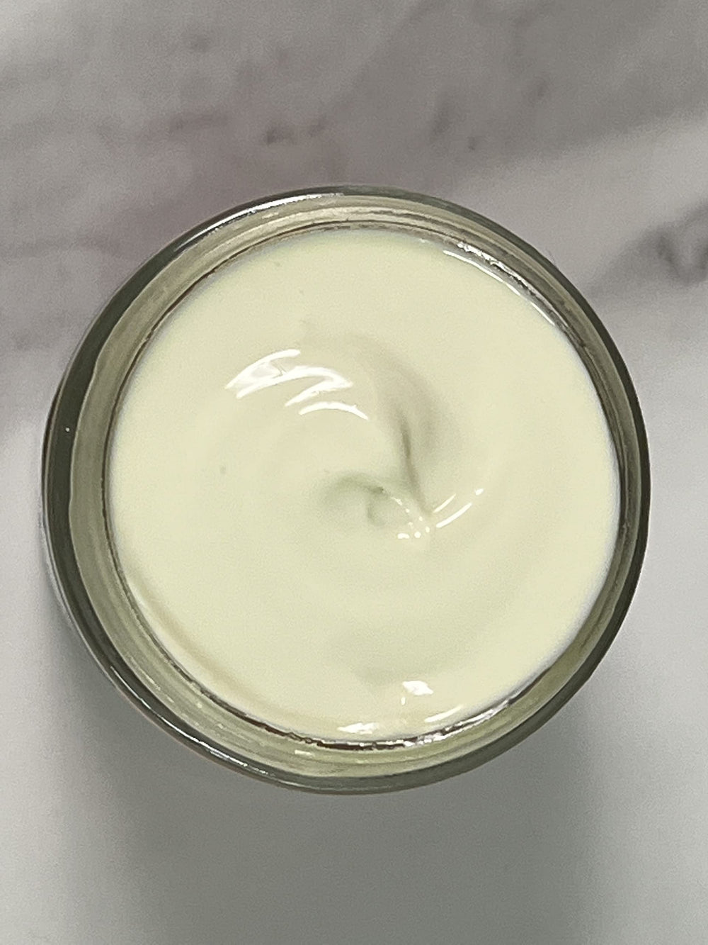 Application quotidienne Indian Meadow Herbals sur le visage pour une peau confortable.