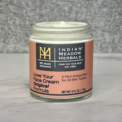 Avant-maquillage Indian Meadow Herbals pour une peau prête et lumineuse.