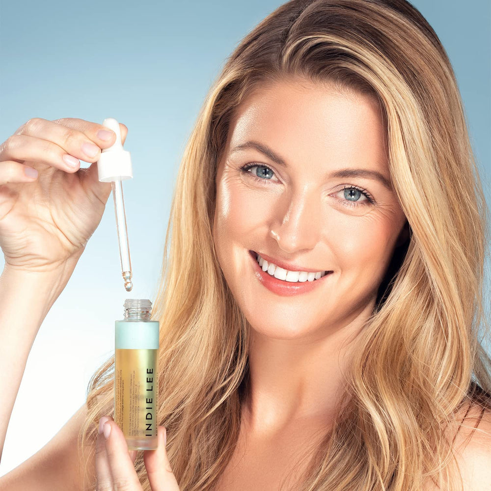 Indie Lee Botanical Boosting Oil, texture soyeuse prête à l’emploi.