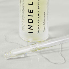 Indie Lee Daily Vitamin Infusion – huile d'argousier pour nourrir la peau.