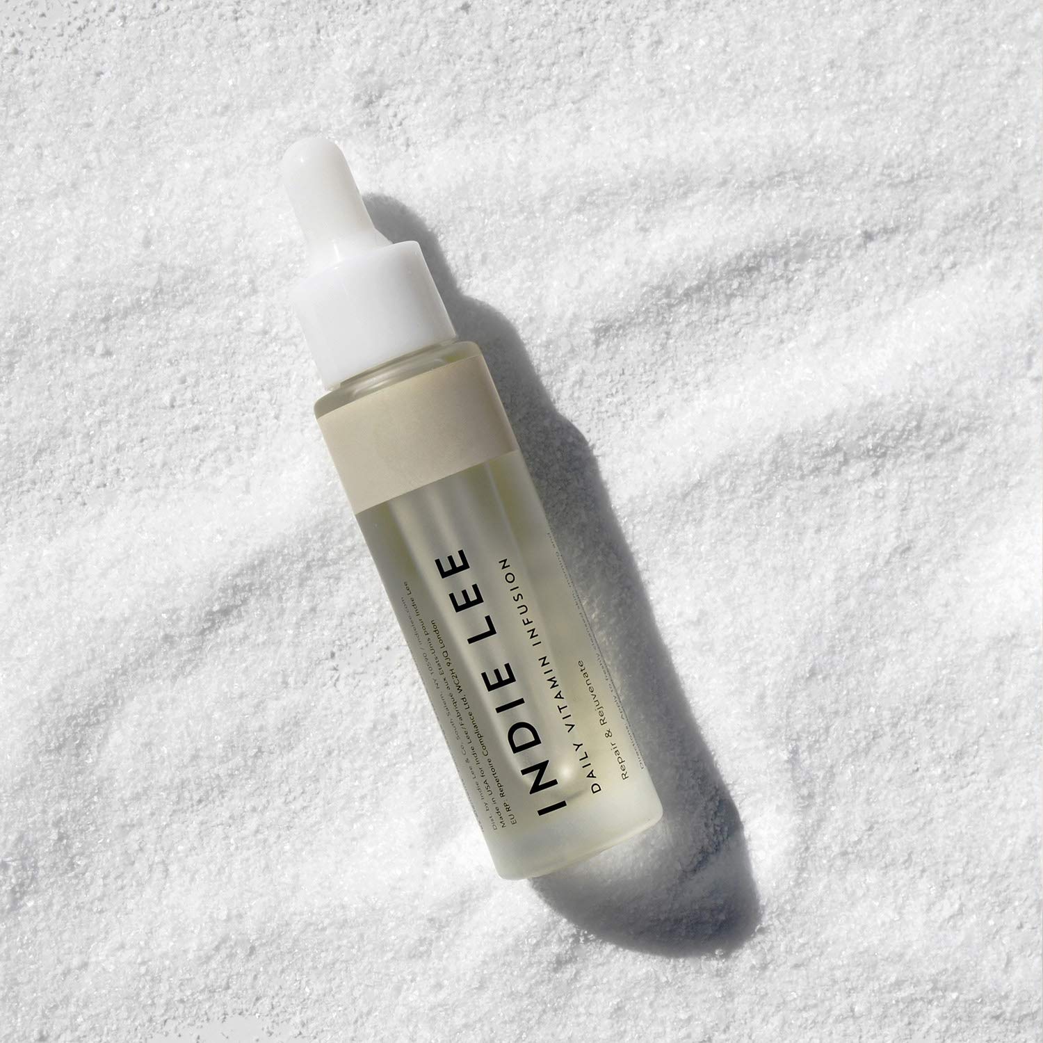 Indie Lee Daily Vitamin Infusion – squalane, hydratation durable pour peau sensible.