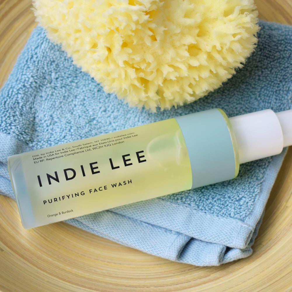 Indie Lee Purifiant Nettoyant Visage: texture mousse légère pour soin quotidien.