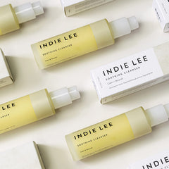 Texture gel-crème Indie Lee nettoyant apaisant pour peaux sensibles.